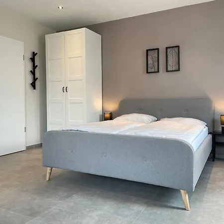 - Steinmetz Mit Balkon Reken